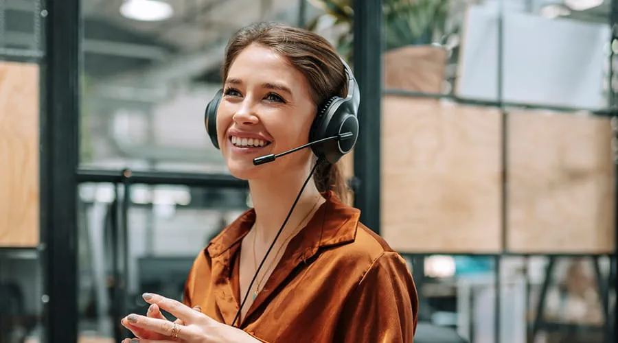 Oficial de atención al cliente con auriculares