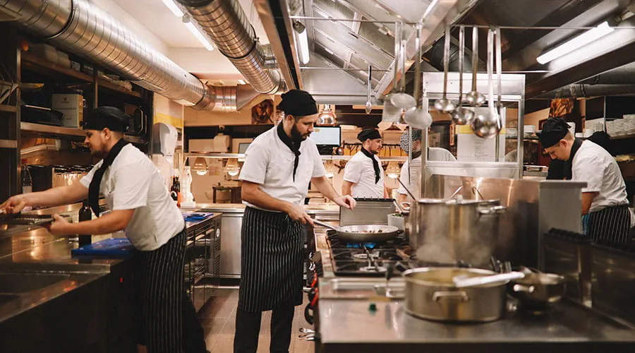 Equipo de cocina del restaurante en acción