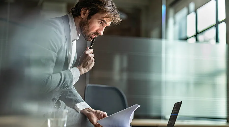 Hombre de negocios analizando documentos
