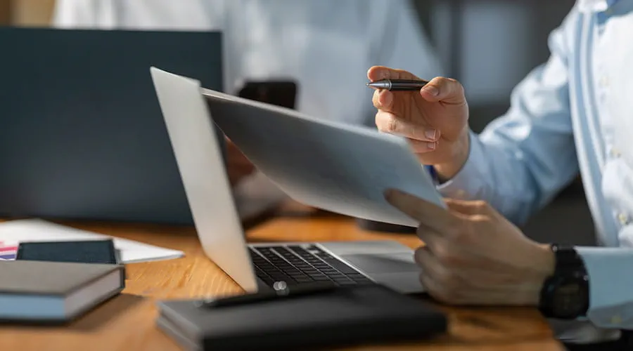 Hombre de negocios analizando documentos junto con otro compañero