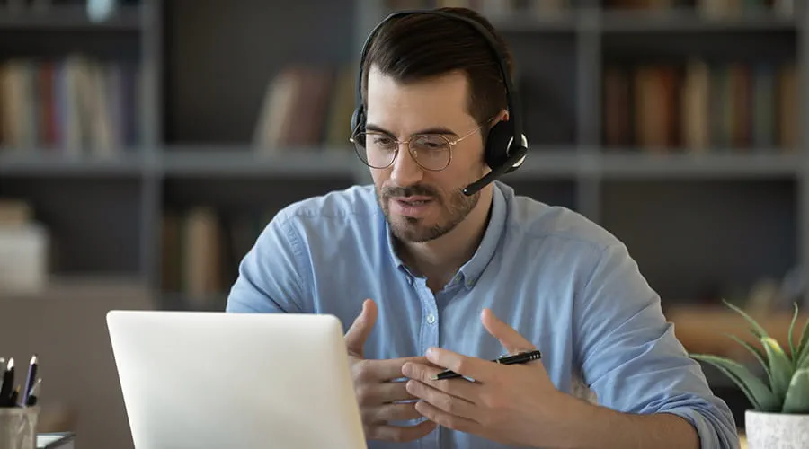 Hombre con cascos teniendo una video llamada