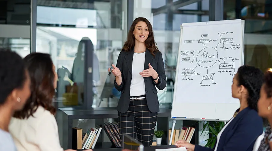 Mujer liderando una reunión