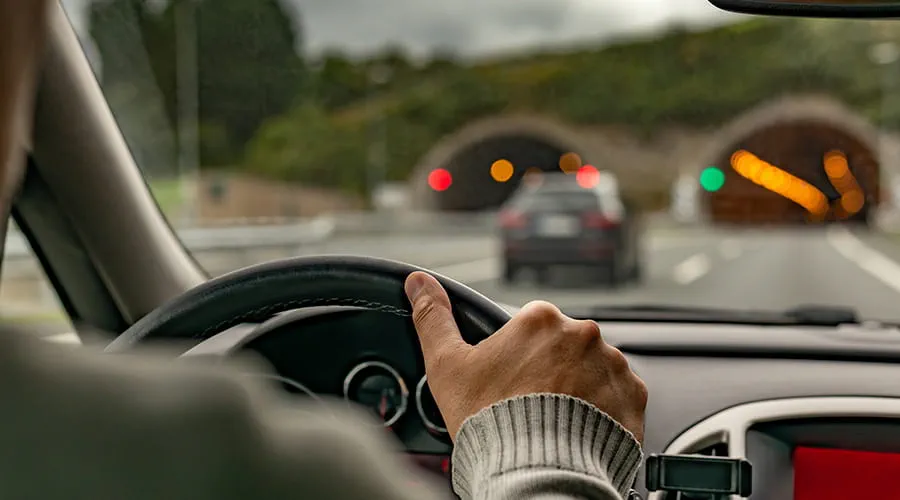 Conduciendo a través de los túneles de la autopista