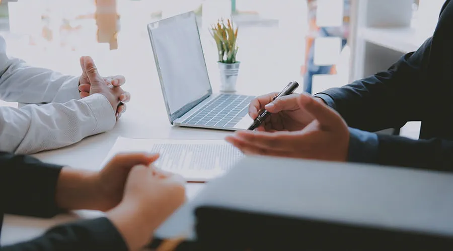 Corredor de seguros de consultoría dando asesoramiento legal Corredor de seguros de consultoría dando asesoramiento legal