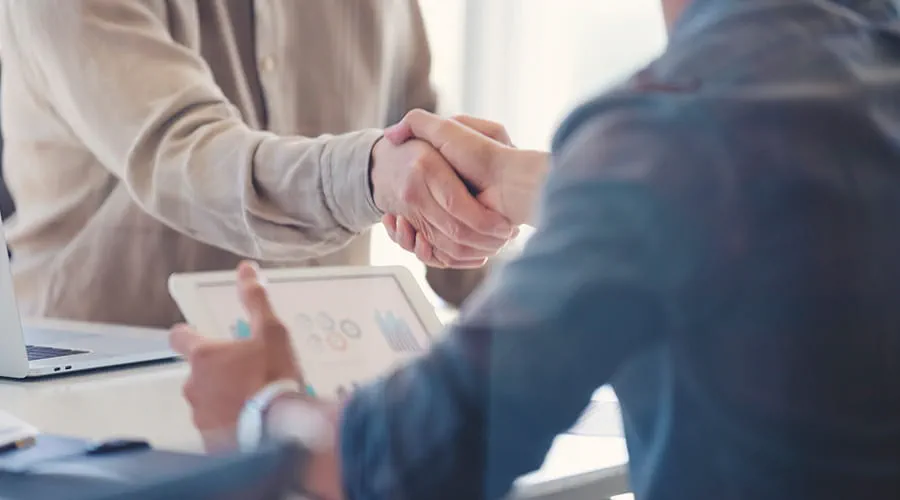 Primer plano de empresarios dándose la mano Primer plano de empresarios dándose la mano