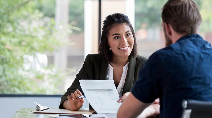 Joven empresaria se reúne con cliente