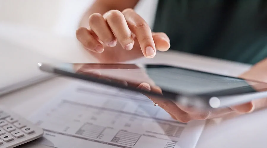Manos de mujer utilizando una tablet