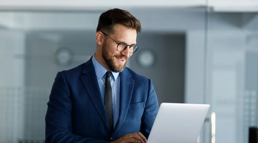 Hombre de negocios en entorno de oficina mirando el ordenador