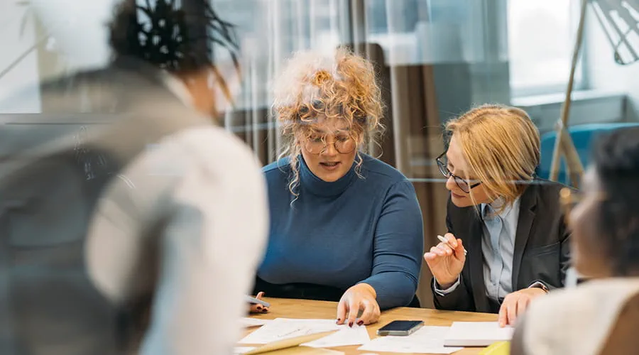 Mujer liderando coordinación equipo