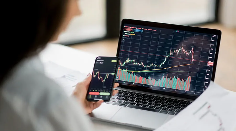 Tablet y teléfono inteligente con datos financieros