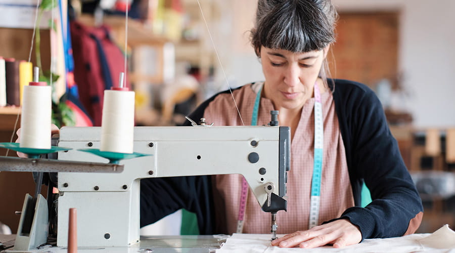 Una modista sastre en su estudio