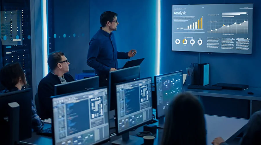 Equipo de desarrolladores analizando resultados en un monitor