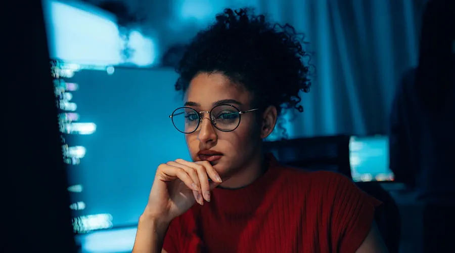 Chica joven delante de un monitor con datos