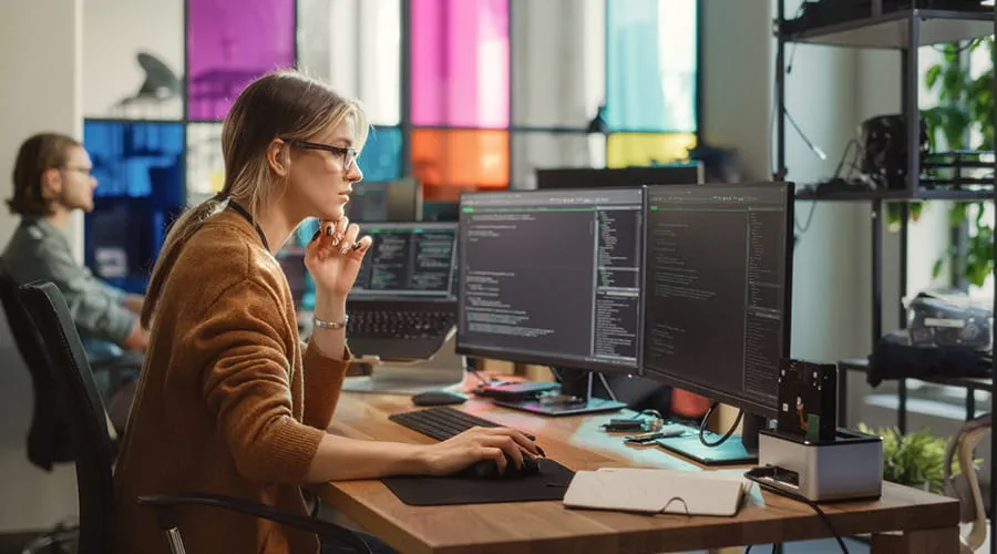 Mujer revisando datos en una pantalla