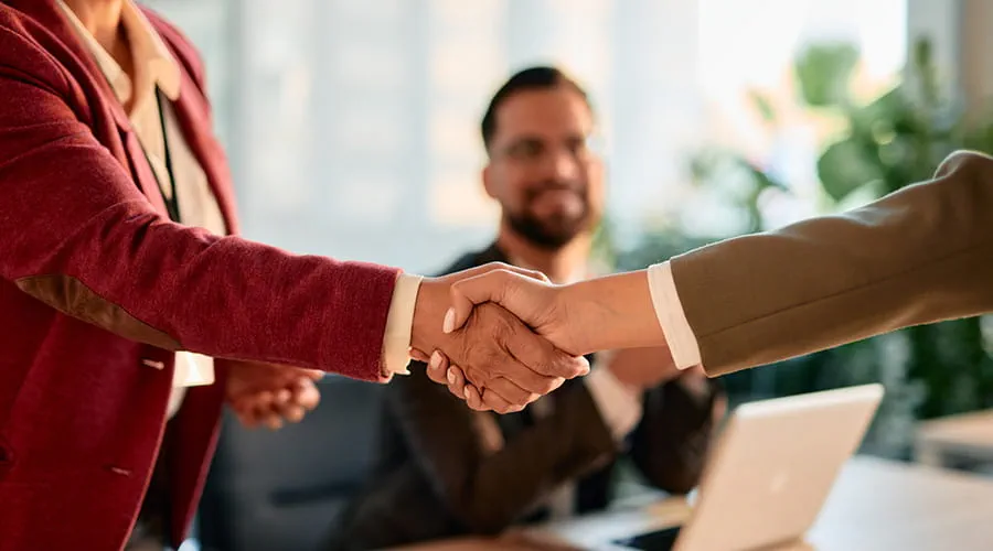 Primer plano de mujeres de negocios dándose la mano después de una reunión