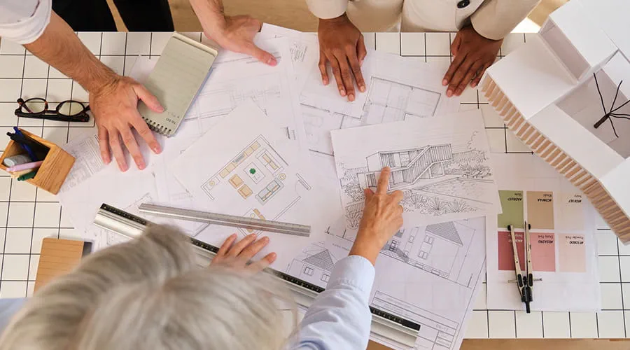 Varias personas trabajando sobre un plano
