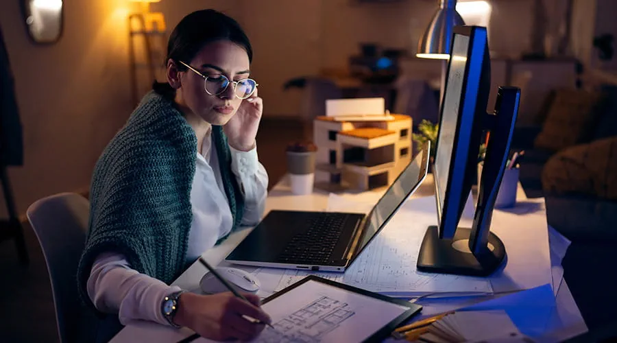 Mujer joven trabajando sobre un plano
