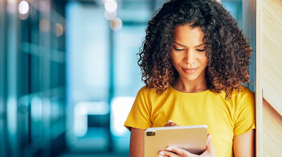 Mujer revisando tablet