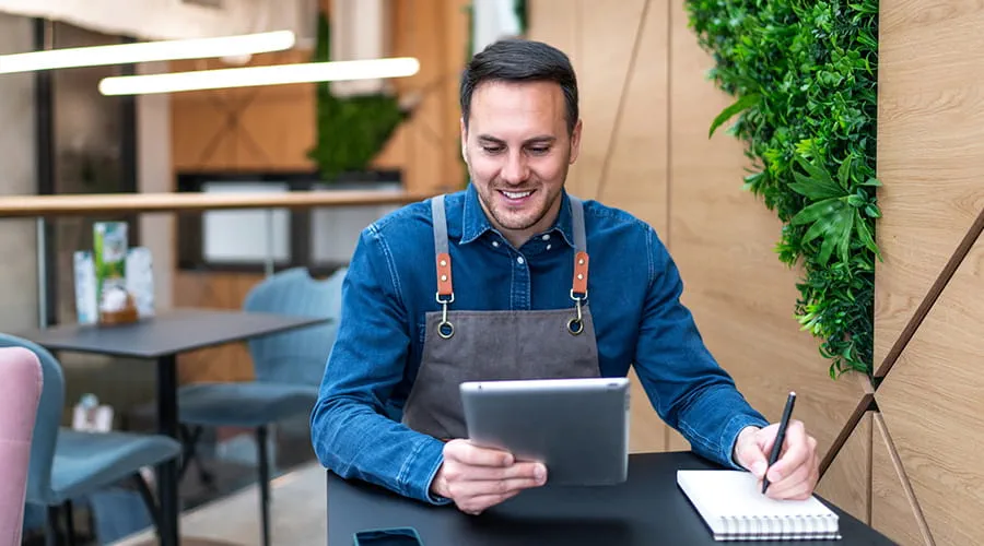Hombre en tienda revisando stock en una tablet