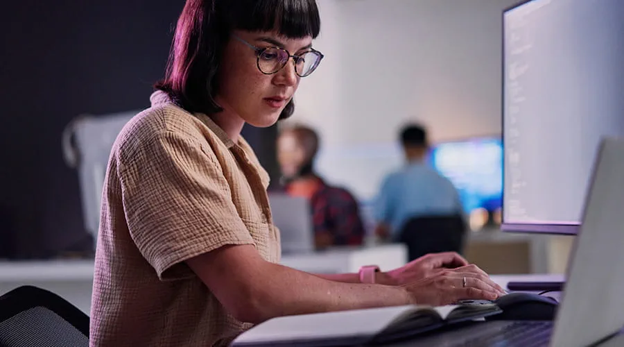 Mujer joven revisando ingeniería de datos