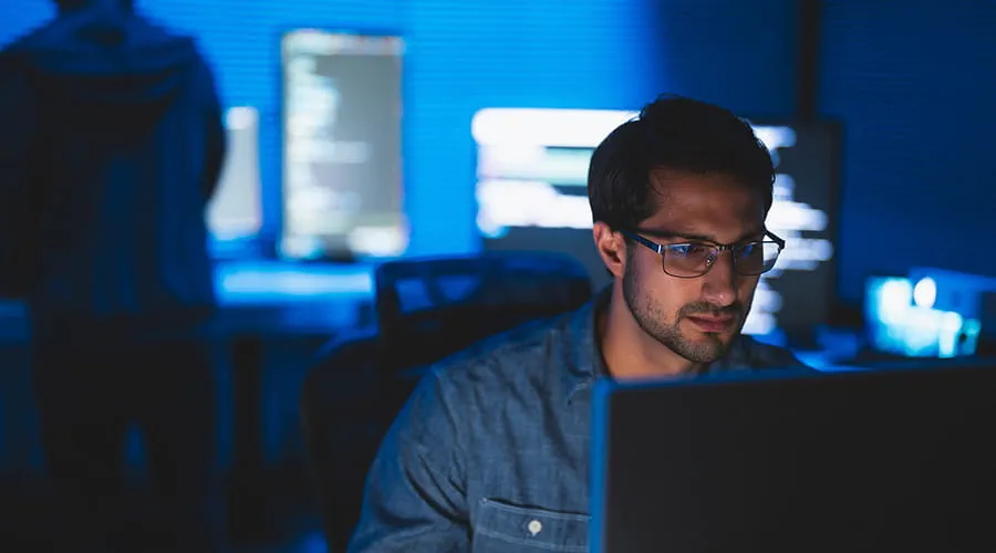 Programador informático frente a un ordenador