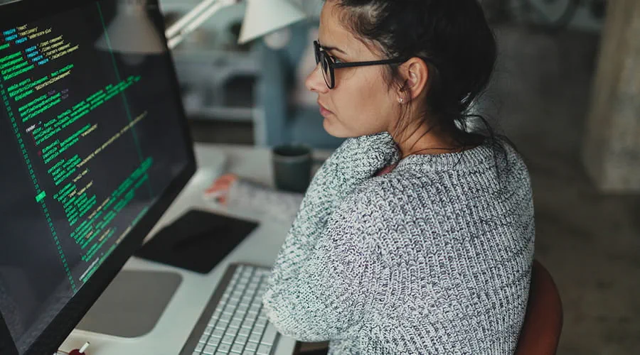 Mujer joven en su oficina de programación