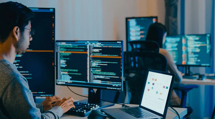 Hombre analizando contenido de código en un monitor