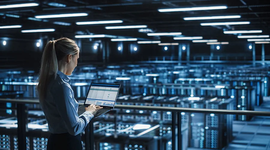 Especialista en TI del centro de datos utiliza un ordenador portátil