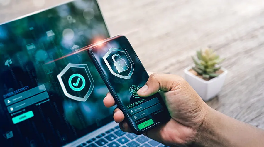 Concepto ciberseguridad sobre ordenador portátil y teléfono inteligente