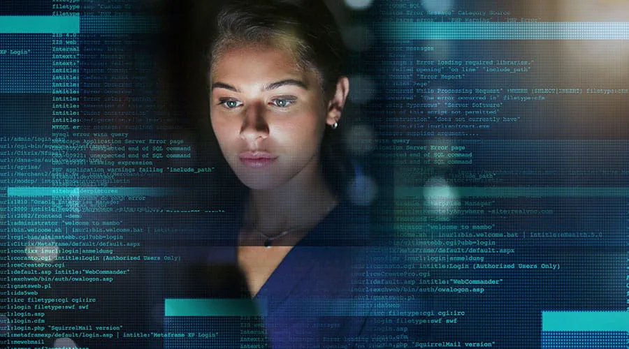 Mujer programadora revisando código