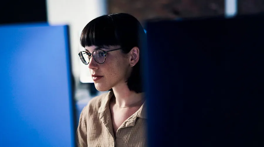 Mujer joven ingeniera de software trabajando