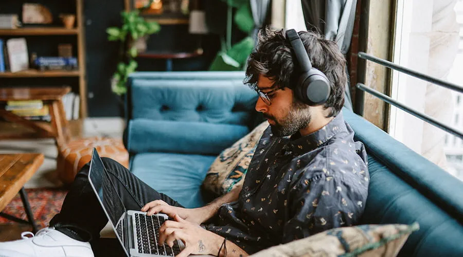 Desarrollador web trabajando desde casa