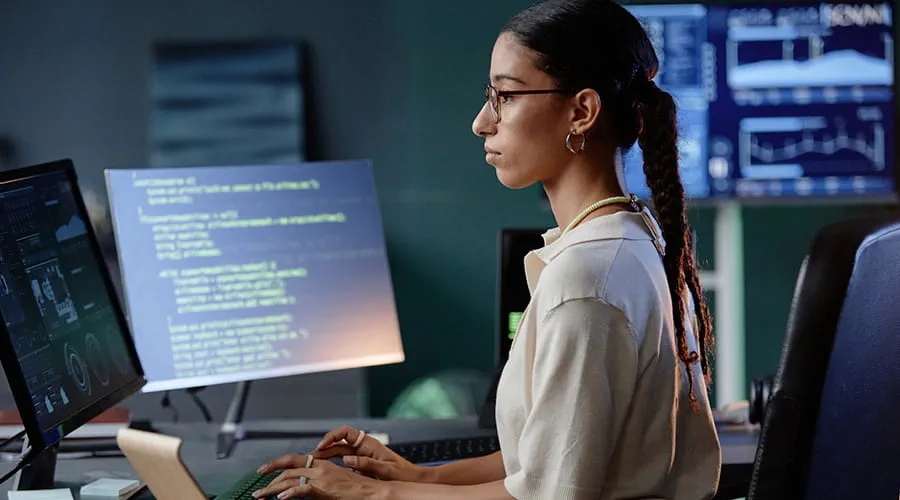 Programadora usando código de escritura web