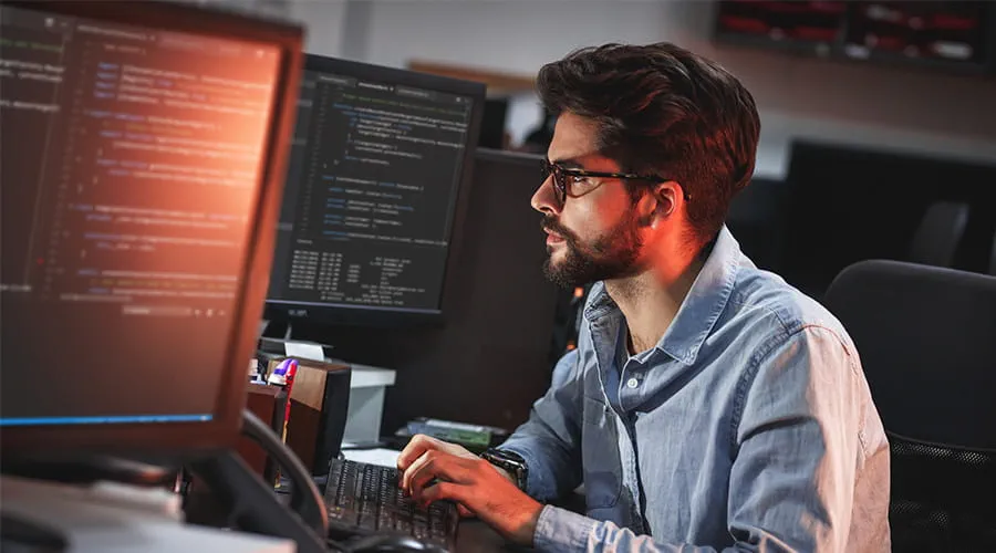 Programador trabajando en un nuevo proyecto