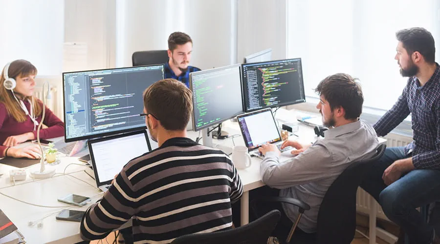 Equipo de trabajo en la oficina de desarrollo de software