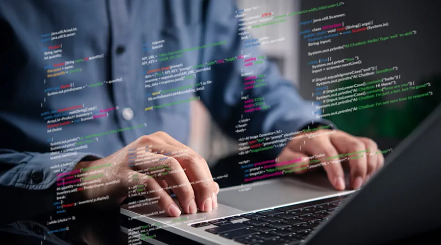 Programador escribiendo en el portátil con superposición de código virtual