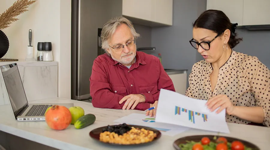 Nutricionista está creando un plan de comidas