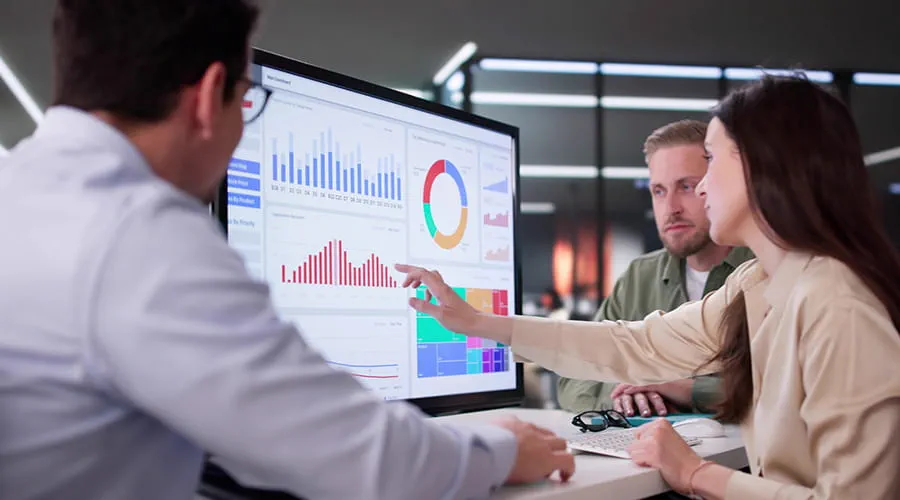 Líder de equipo indicando sobre pantalla datos relevantes