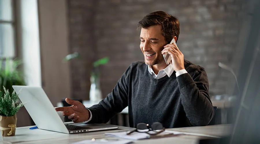 Hombre de negocios hablando por teléfono Hombre de negocios hablando por teléfono