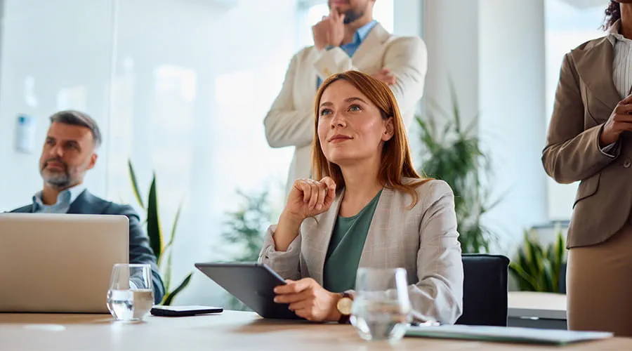 Equipo de negocios asistiendo a una reunión en una oficina moderna