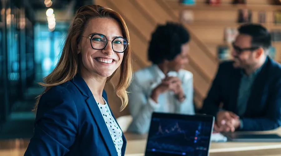 Mujer comercial en la oficina