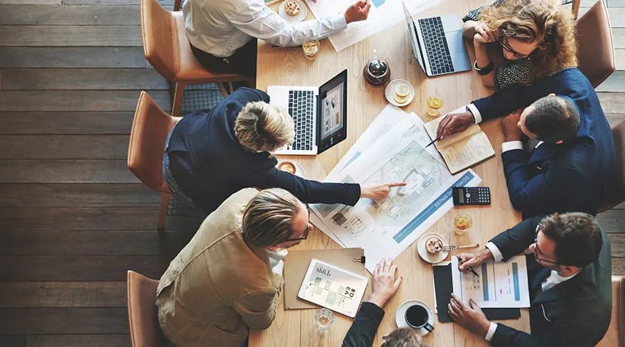 Equipo de trabajo alrededor de una mesa en una reunión