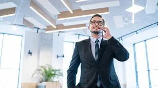 Hombre de negocios hablando por teléfono