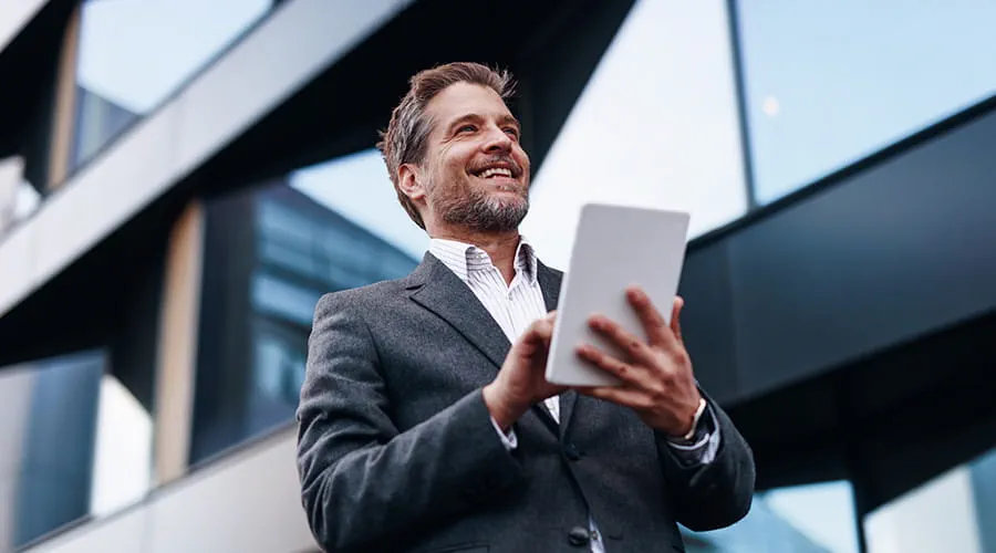 Hombre de negocios trabajando con una tablet