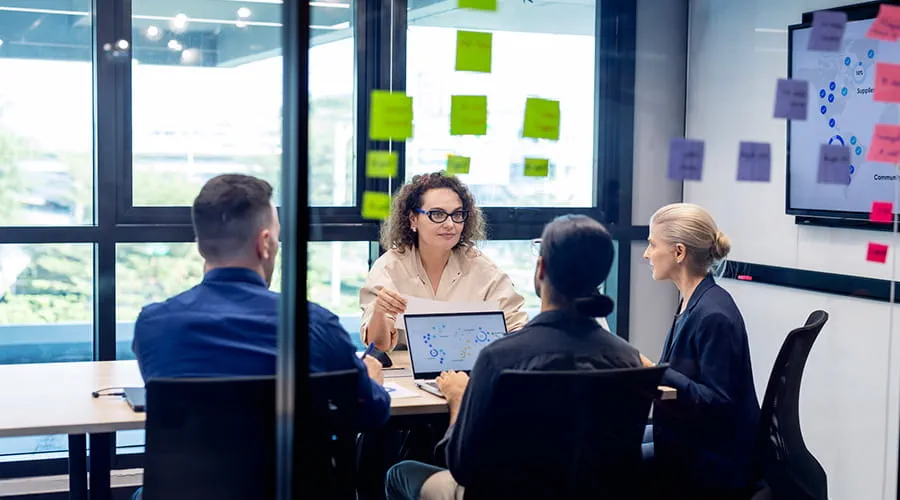 Mujer de negocios reunida con su equipo