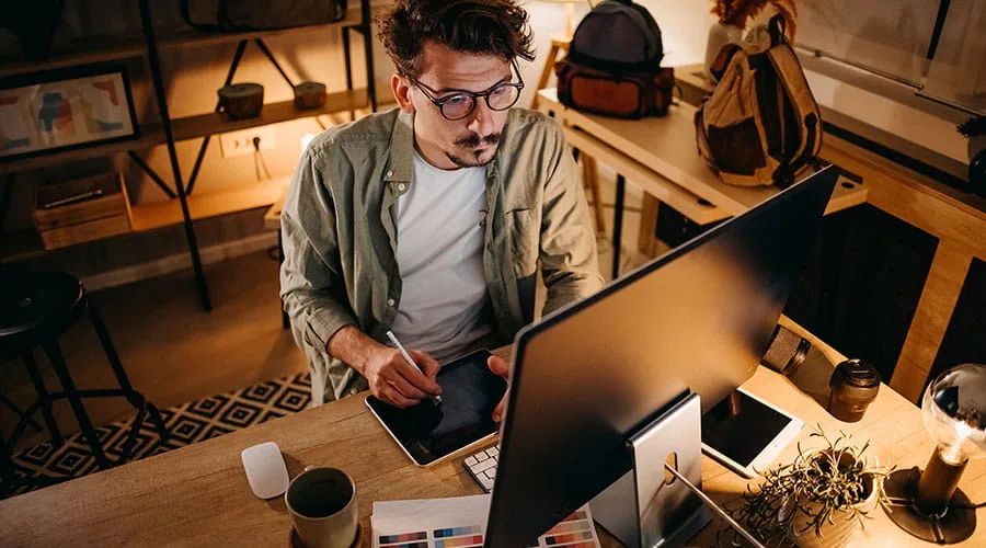 Diseñador gráfico trabajando desde casa