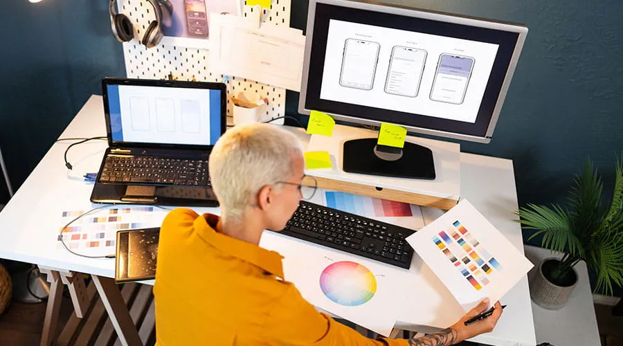 Diseñadora gráfica revisando paletas de color