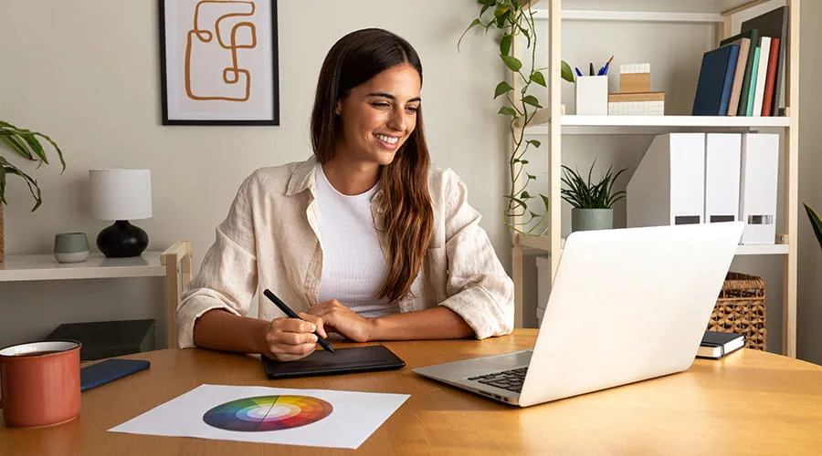 Diseñadora gráfica trabajando desde casa