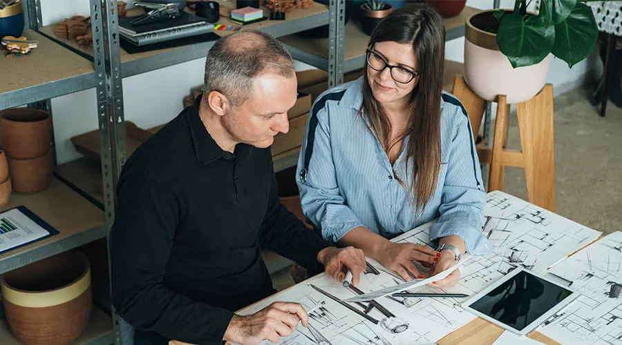 Dos diseñadores industriales en una reunión