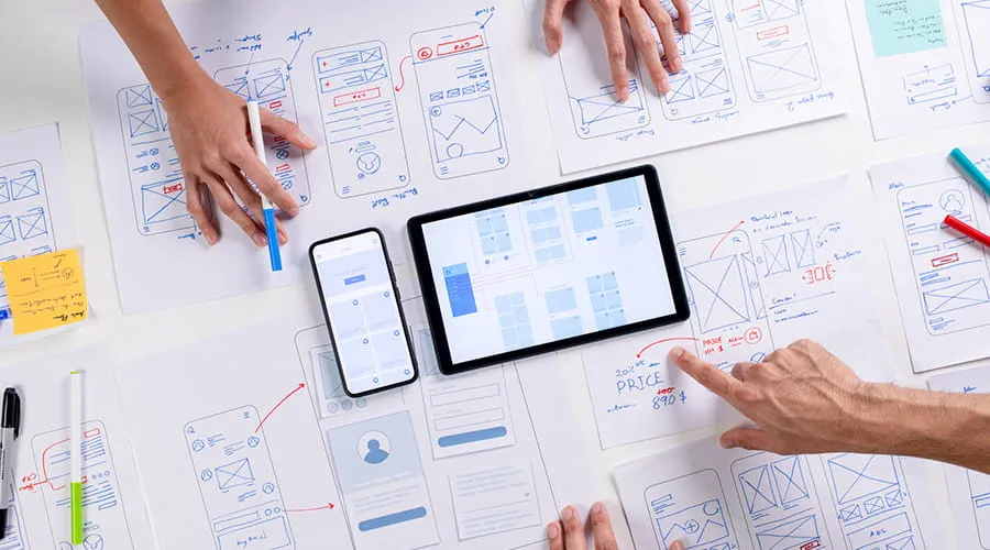 Diseñadores de UX/UI teniendo una lluvia de ideas para un sitio web